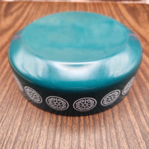 Vintage Green Enamel Bowl – Mid Century Scandinavian Mod Style - Picture 5 of 6